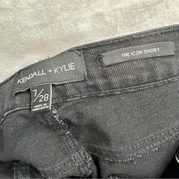 Kendall + Kylie black distressed The Icon Short. - Picture 6 of 8